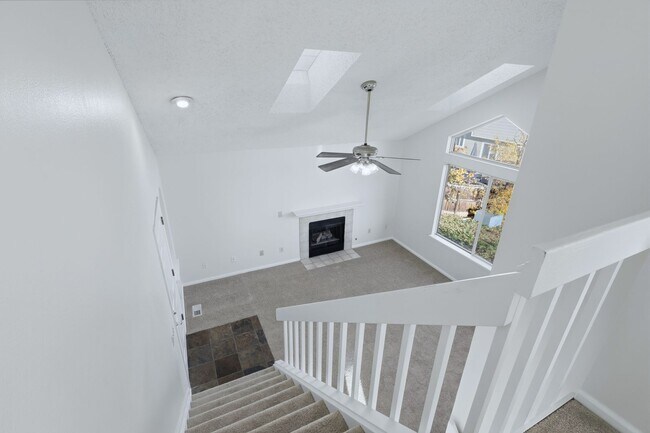 Building Photo - 3 bed 2 1/2 bath Split level home in Found...