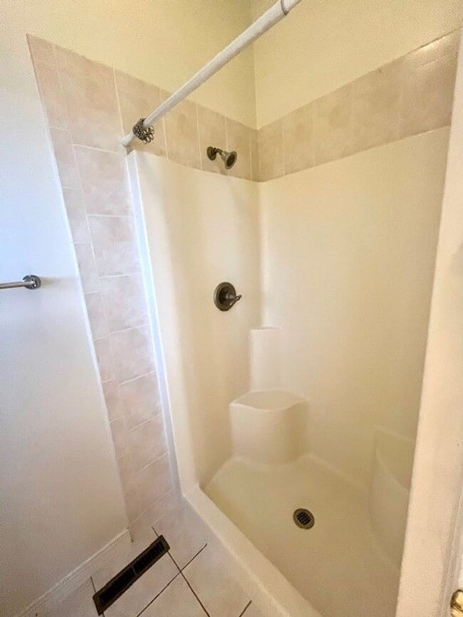 Building Photo - Gorgeous Water Front Home with Beach Access