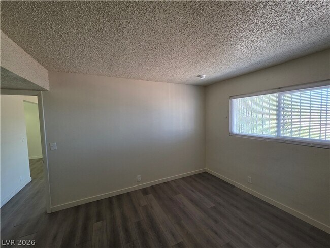 Building Photo - 615 S Royal Crest Cir