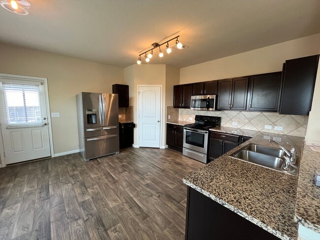 Building Photo - Perfect 3/2.5 - Tall Ceilings and in Immac...