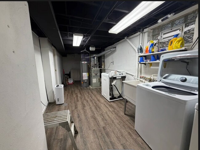Building Photo - Dormont One-Level Ranch-2 bedrooms/2 bathrooms