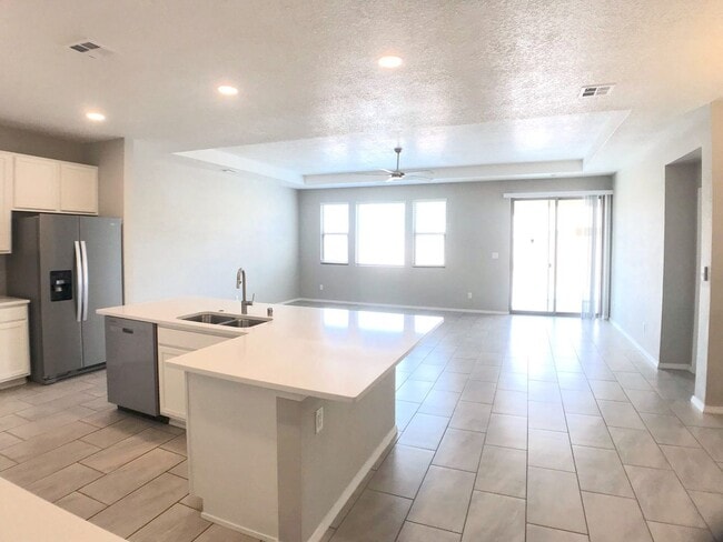 Building Photo - Los Lunas 3 bedroom! Tile Throughout! Refrigerated Air! Spacious living area