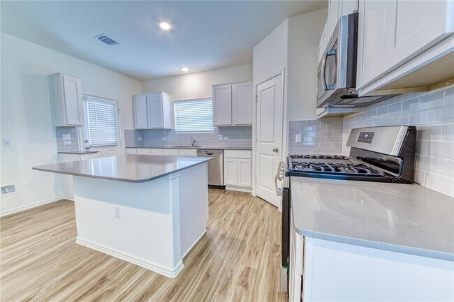 Building Photo - 15401 Summer Ray Dr