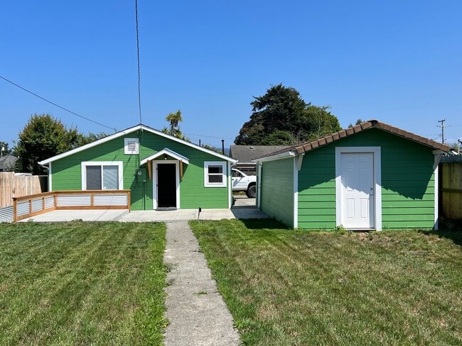 Building Photo - East Eureka! Top to bottom remodel, 2/1 house w/ garage