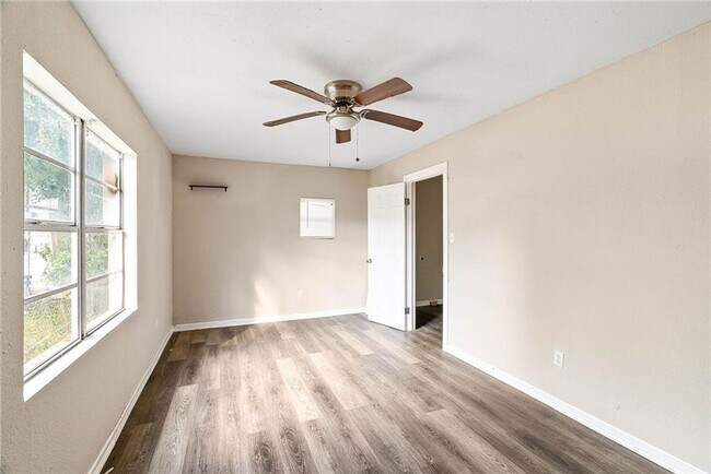 Building Photo - TWO BEDROOM ONE BATH UP FRONT WITH BACK APARTMENT