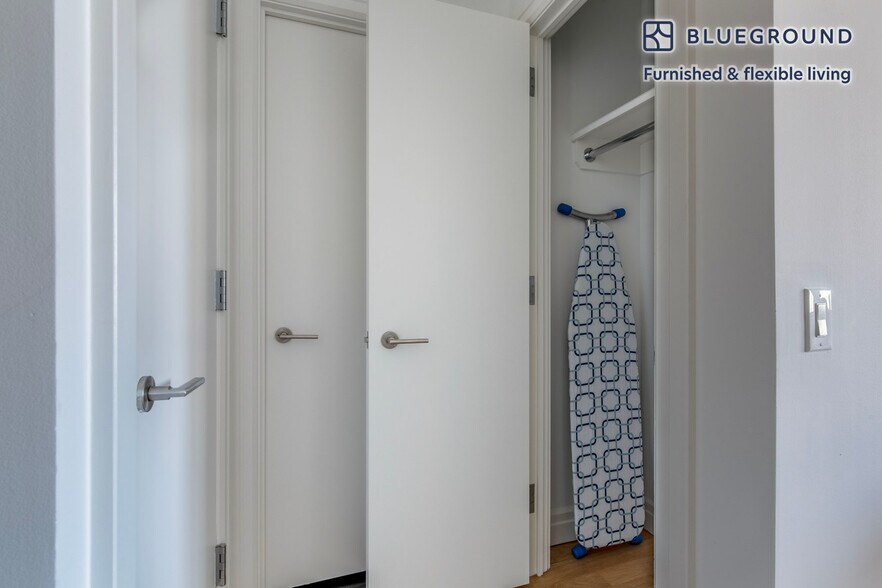 Building Photo - 550 W 54th St