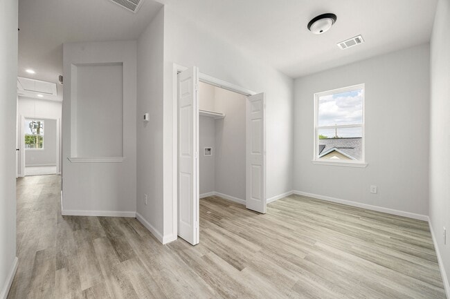 Building Photo - 8 Donna Ct