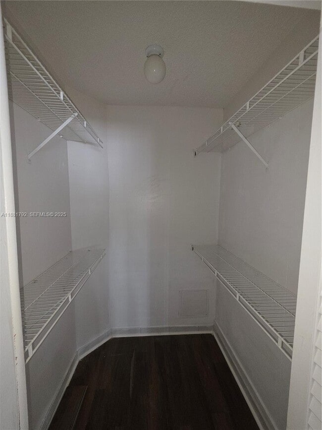 Building Photo - 905 Brickell Bay Dr