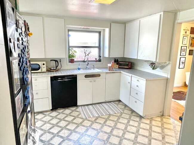 Building Photo - Charming Montavilla bungalow, 3 bed, 2 bath with fully fenced backyard