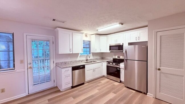 Building Photo - Snellville 2 Bed-2.5 Bath Townhouse, BRAND NEW KITCHEN and Flooring, End Unit