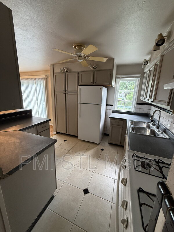 Building Photo - 1230 Roxton Dr