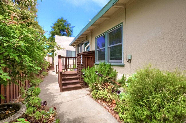 Building Photo - Beautiful Berkeley Cottage!