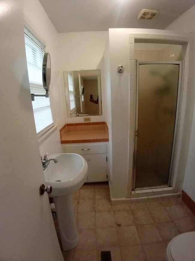 Building Photo - Charming 3 bed, 2 bath, 2 car garage in we...