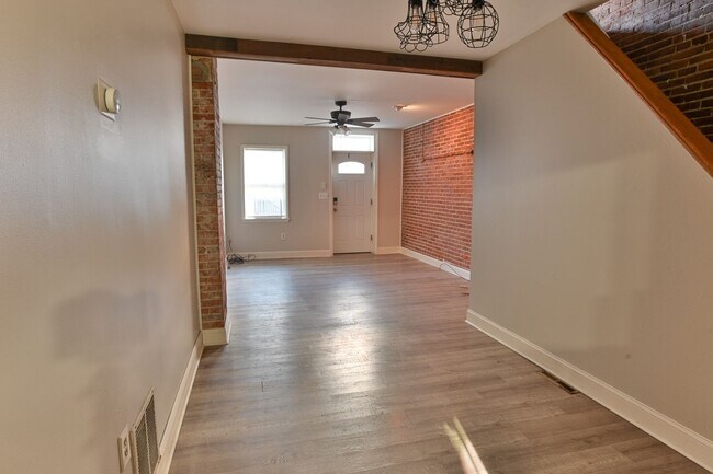 Building Photo - Charming 3 Bedroom on Grand St