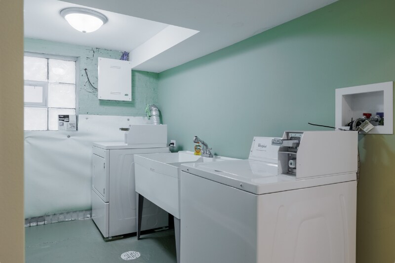 Building Photo - 6018 N Melvina Ave