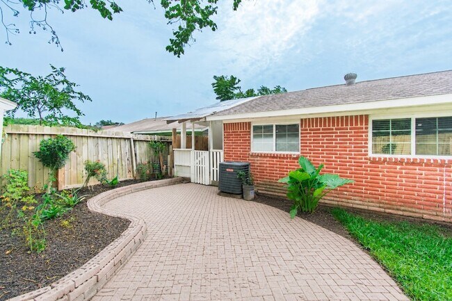 Building Photo - 12906 Southspring Dr