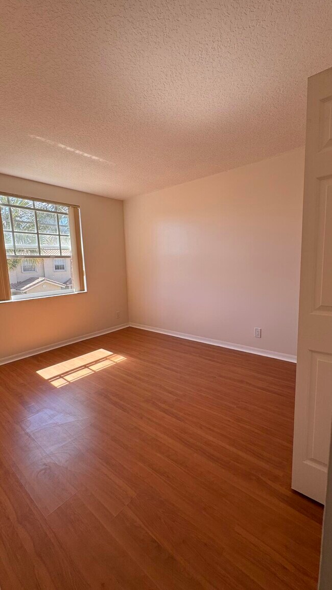 Building Photo - 6422 Park Lake Cir