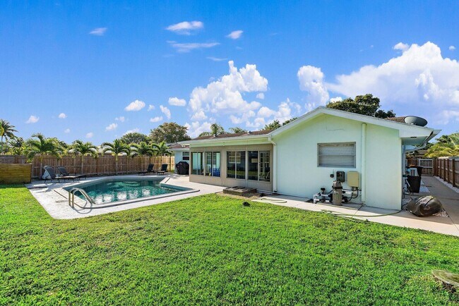 Building Photo - 4193 Hyacinth Cir N