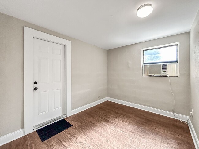 Building Photo - 1515 E 31st Ave