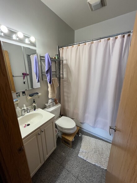 Building Photo - 1162 W Grand Ave