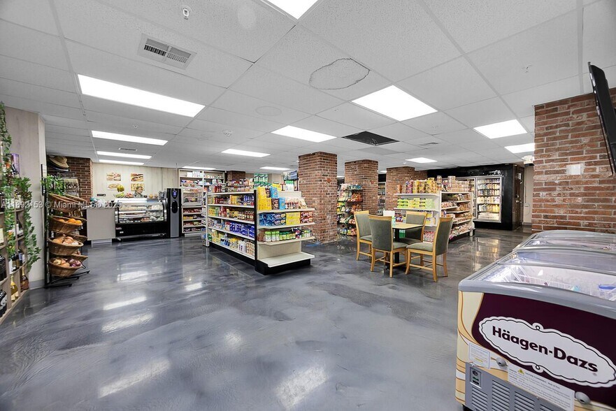 Building Photo - 6039 Collins Ave