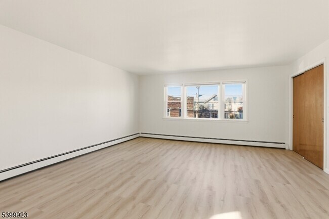 Building Photo - 512-514 Broadway