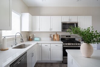 Building Photo - 6237 Hobart St