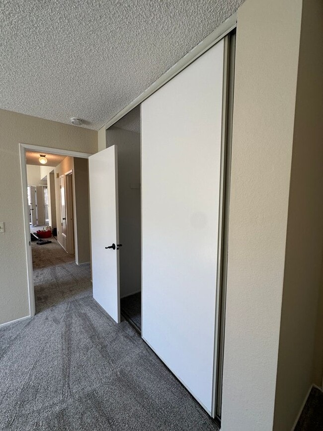 Building Photo - Beautiful & Large 2bd/ 2ba Condo