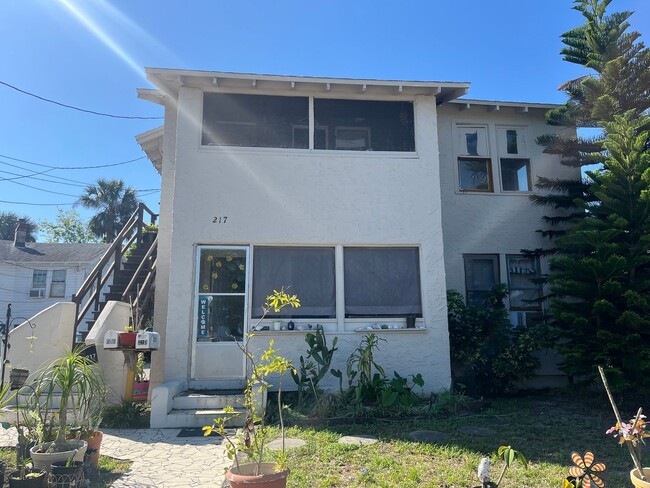 Building Photo - Rent the whole top floor!