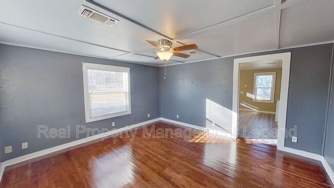 Building Photo - 1030 Oak Dr