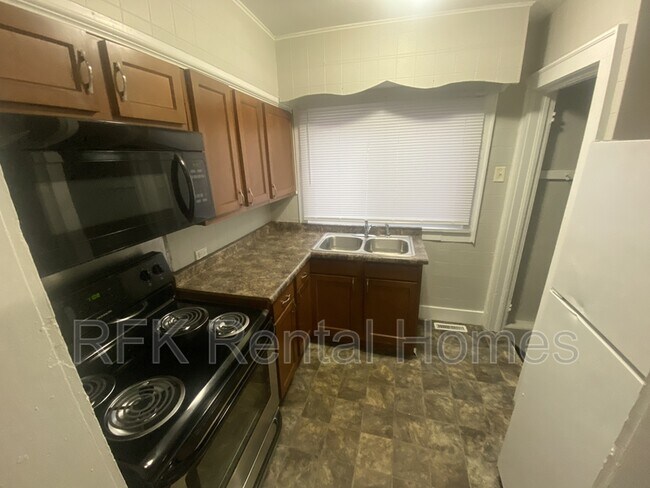 Building Photo - 527 N Bradley Ave