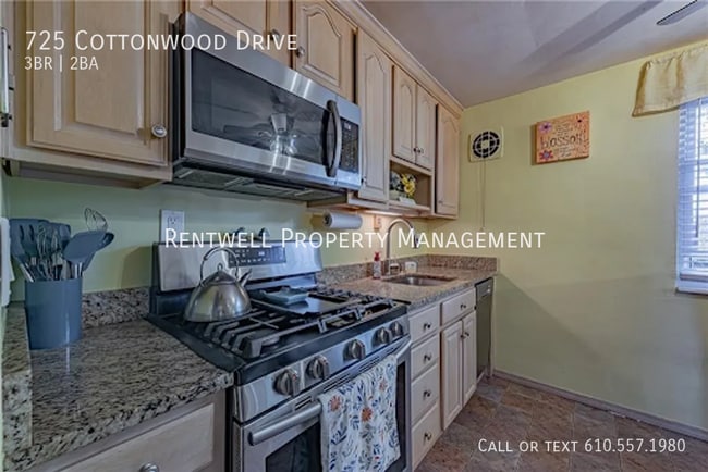 Building Photo - 725 Cottonwood Dr
