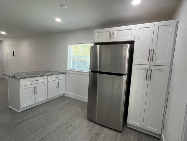 Building Photo - 4909 E Hanna Ave