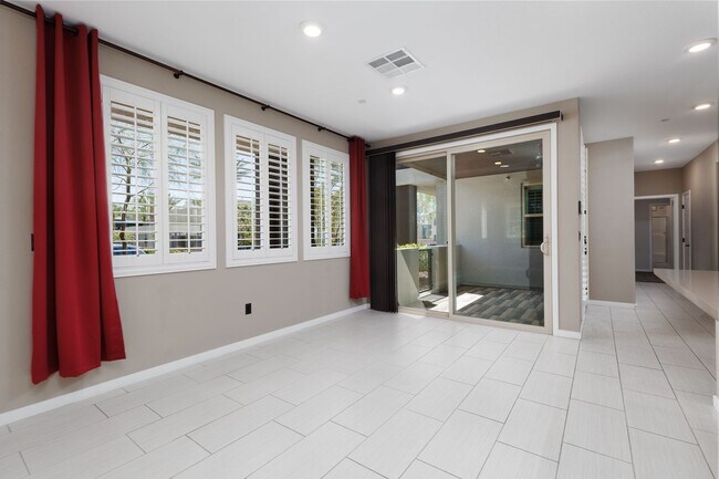 Building Photo - First floor unit in luxury gated Summerlin...