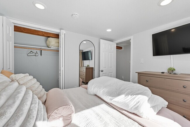 Building Photo - 1123 Prosser Ave