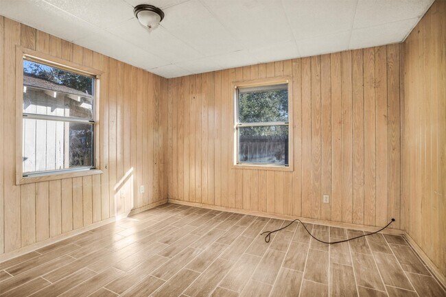 Building Photo - 601 S Cochran St