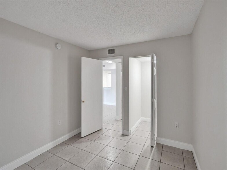 Building Photo - 4205 N University Dr