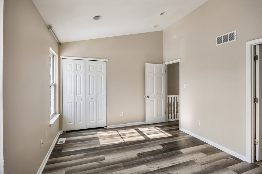 Building Photo - 49 Grant Ln