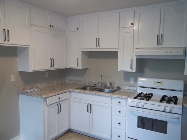 Building Photo - 2832 Holiday Ln
