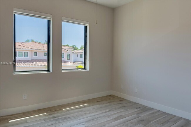 Building Photo - 3412 Emerson Ln
