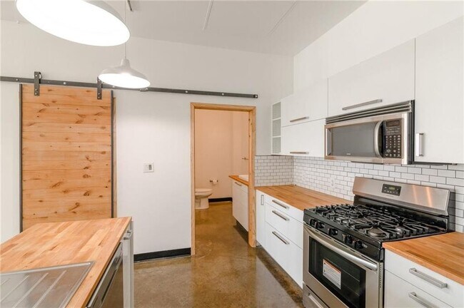 Building Photo - 2401 E 6th St