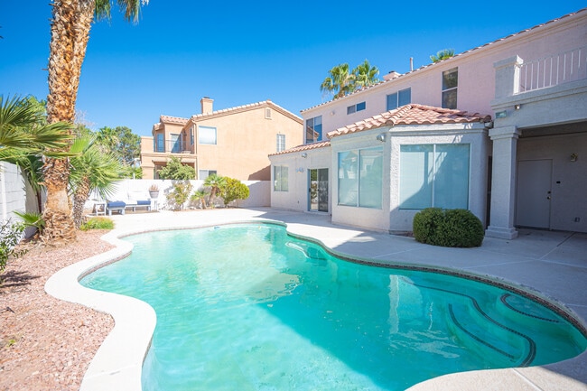 Building Photo - 8420 Bay Crest Dr