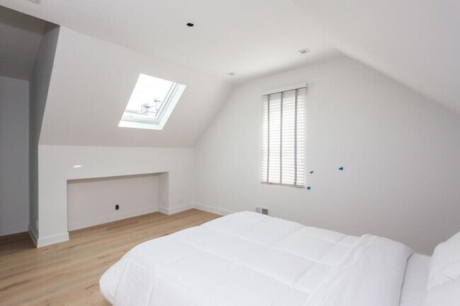 Building Photo - 3 bedroom in Chicago IL 60657