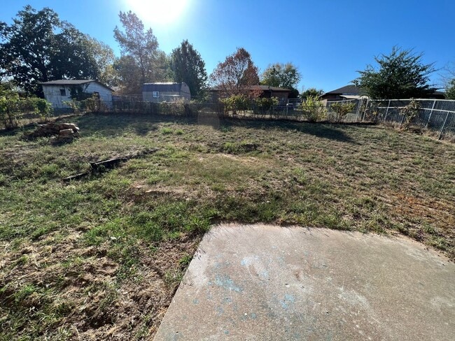 Building Photo - 3 Bed 1.5 Bath Total Electric House, With 1 Car Garage. Yard Care Included.