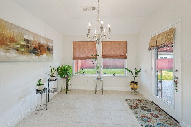 Building Photo - Beautiful Open-Concept Home with Large Backyard