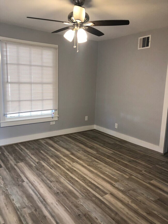 Building Photo - Newly renovated home located in the South ...