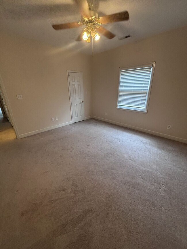 Building Photo - 2 Bed 2 Bath House for rent in time for the school year.