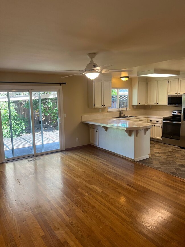 Building Photo - 1080 Maraschino Dr