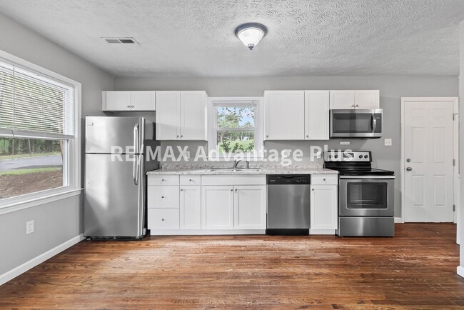 Building Photo - 2-Bedroom Home Walking Distance to Longwood University