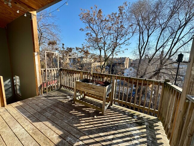 Building Photo - 1331 N Maplewood Ave